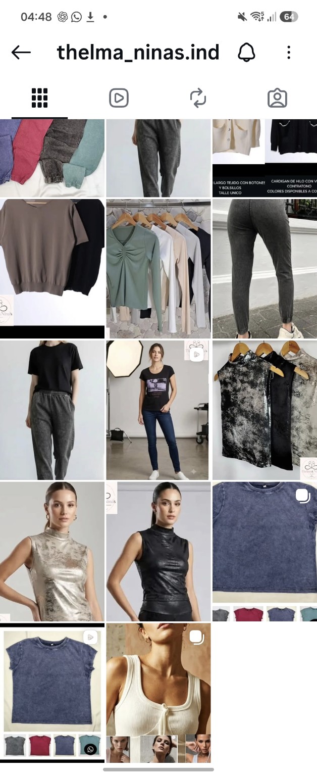 Look de remera negra y pantalón de la tienda